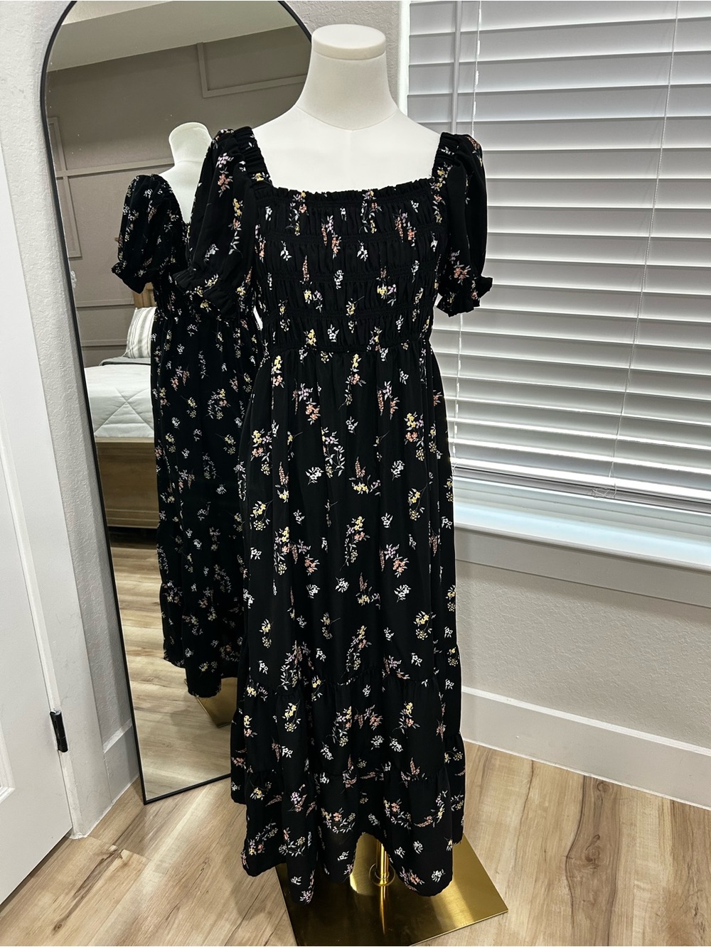 SBlack Floral Maxi Dress with Puff Sleeves